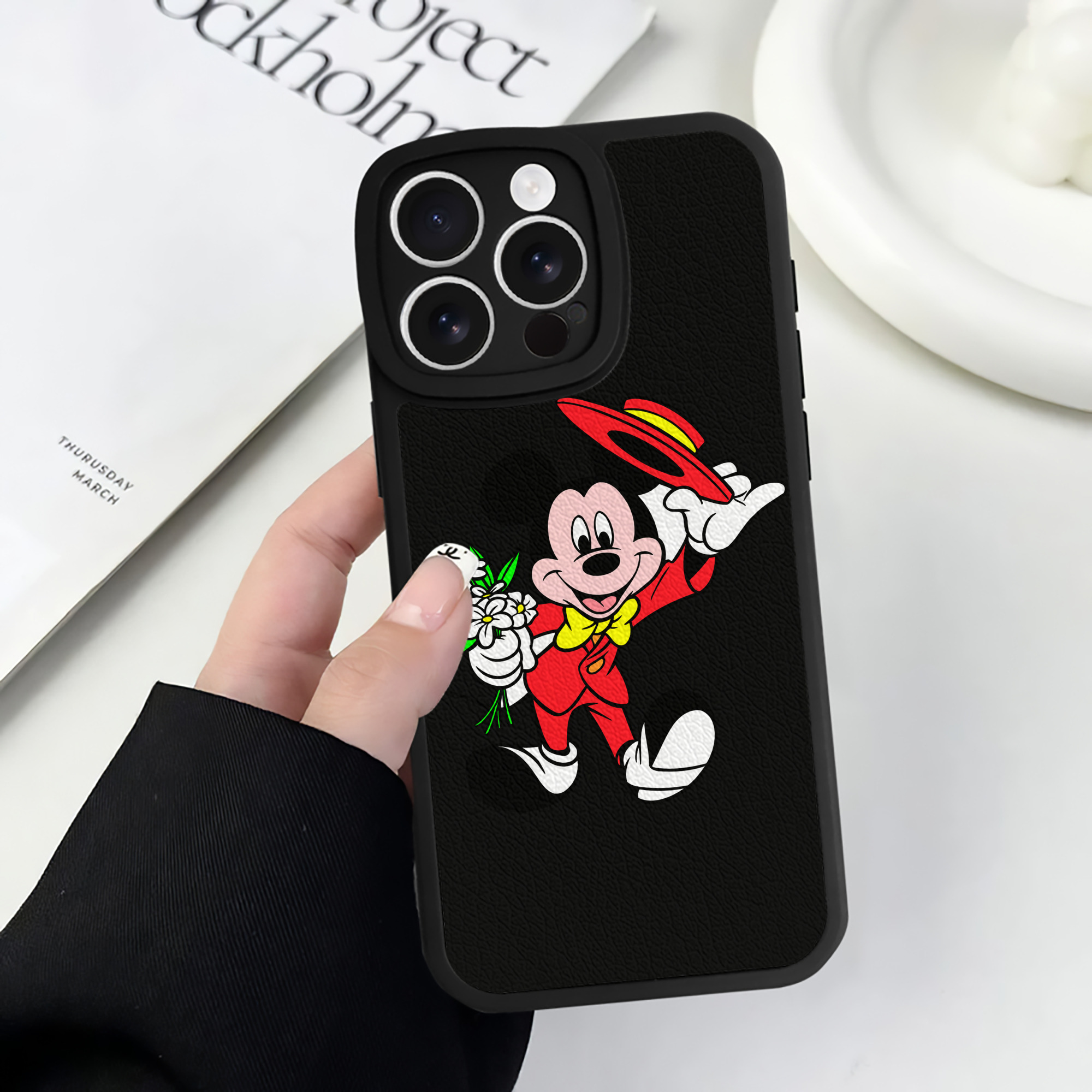（画像用） ミッキーマウス Mickey Mouse 【iPhone 16シリーズ対応】シリコンスマホケース（レザー調） 材質：シリコン